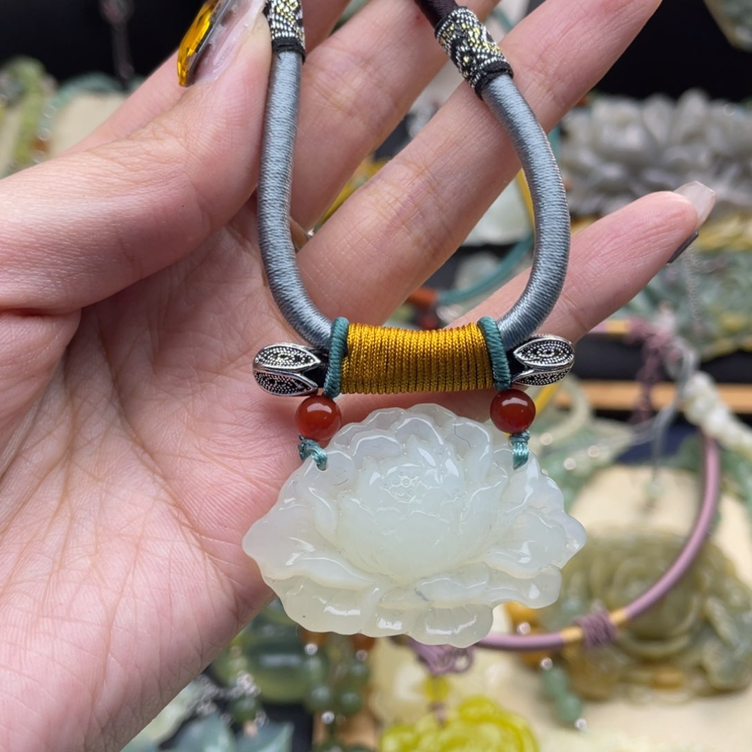 蛇纹石玉颈饰未镶嵌