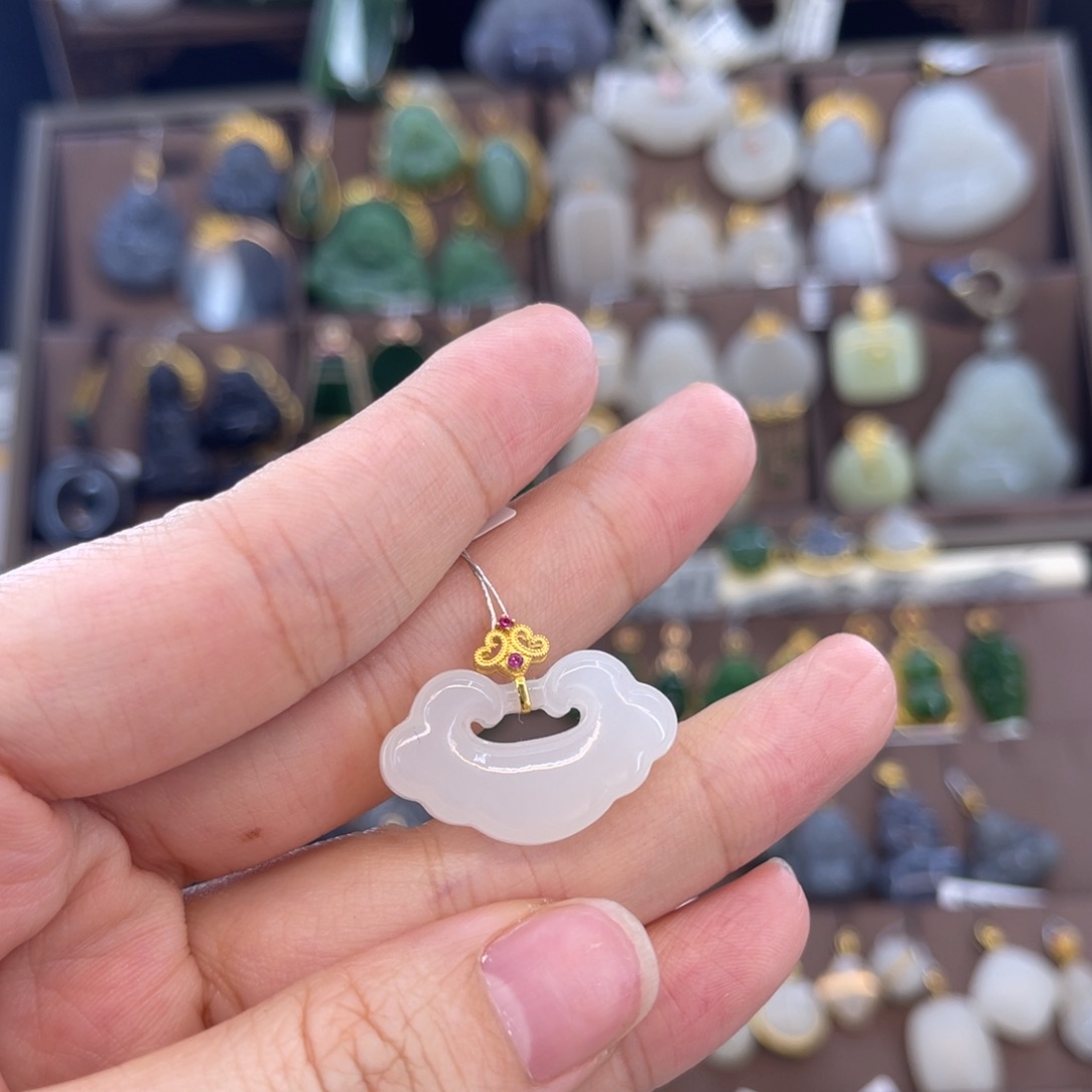 和田玉18K金镶嵌吊坠美**情