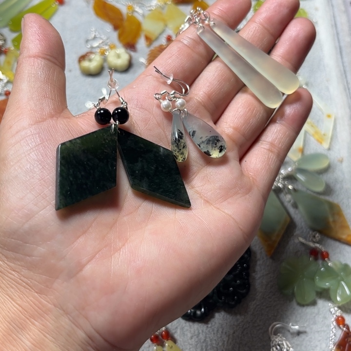 蛇纹石玉合金耳饰