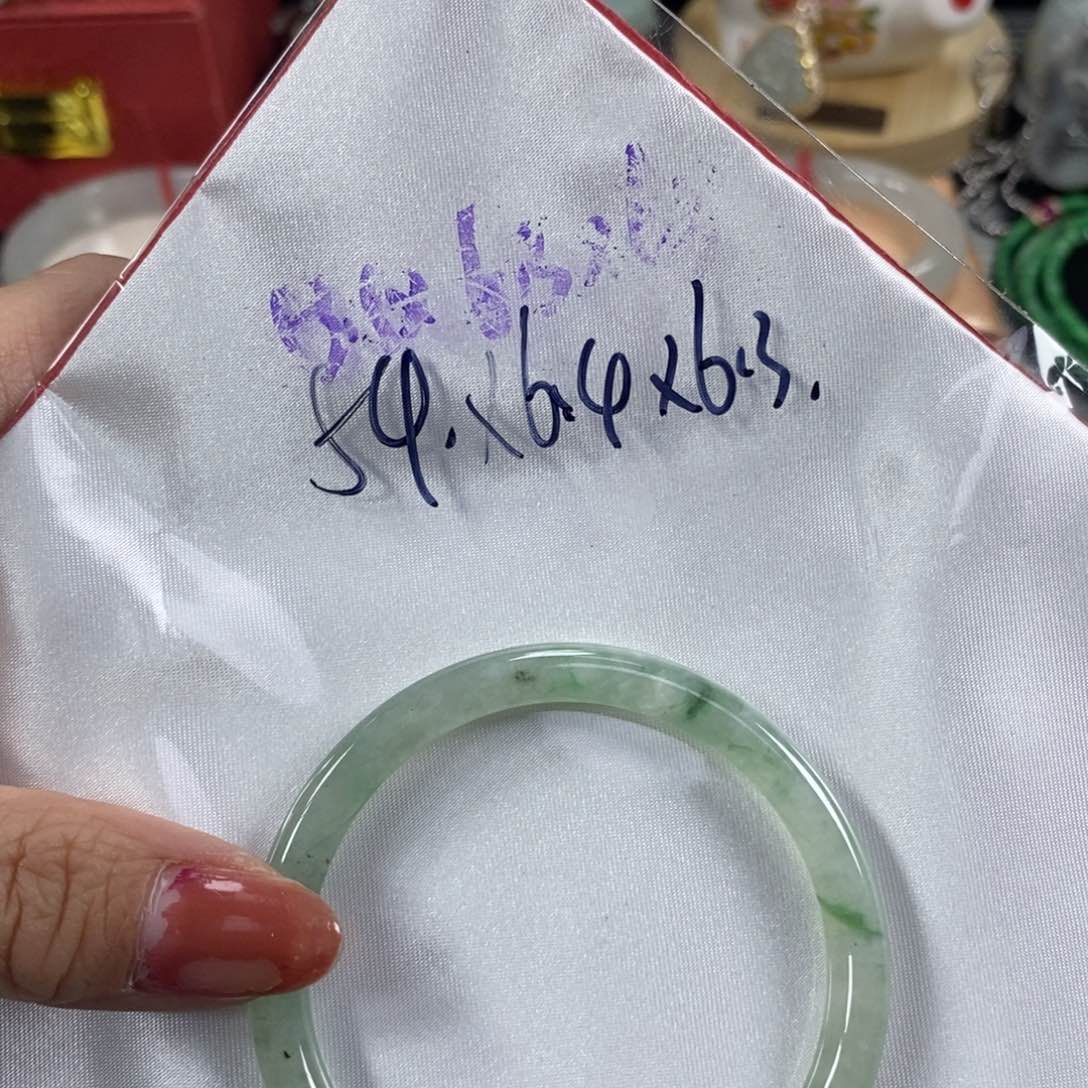 翡翠手镯未镶嵌天然翡翠