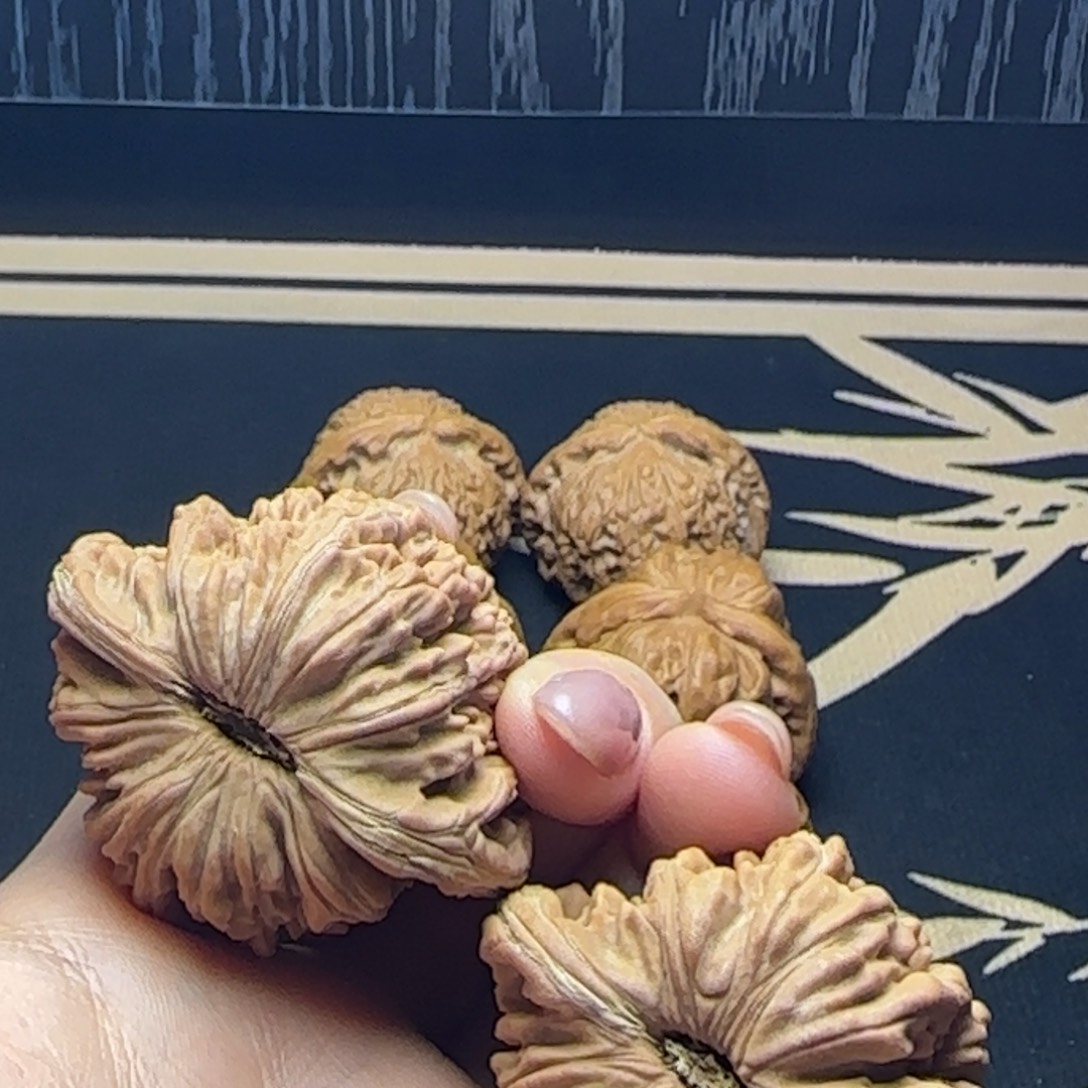 王***亮大叶紫檀（黑酸枝木类）