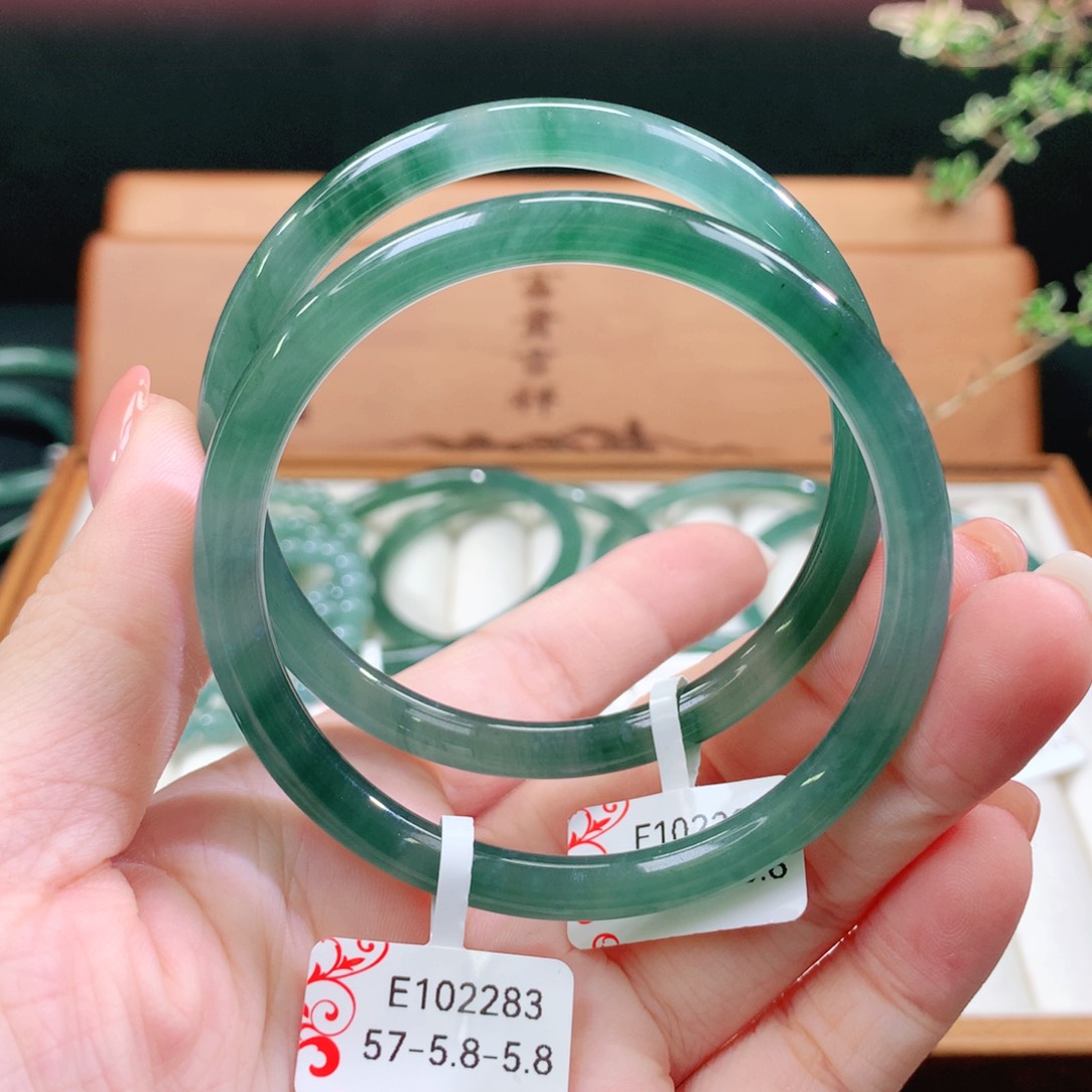 翡翠手镯未镶嵌天然