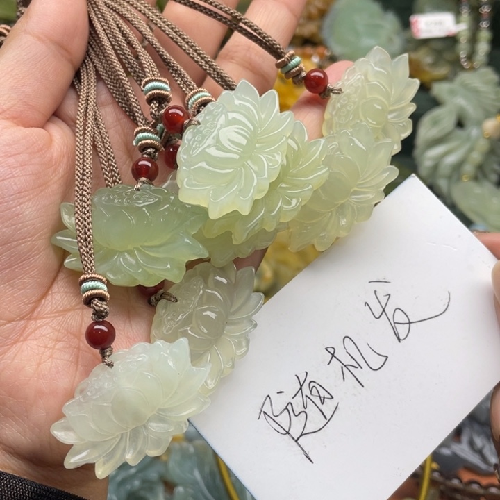 蛇纹石玉吊坠合金