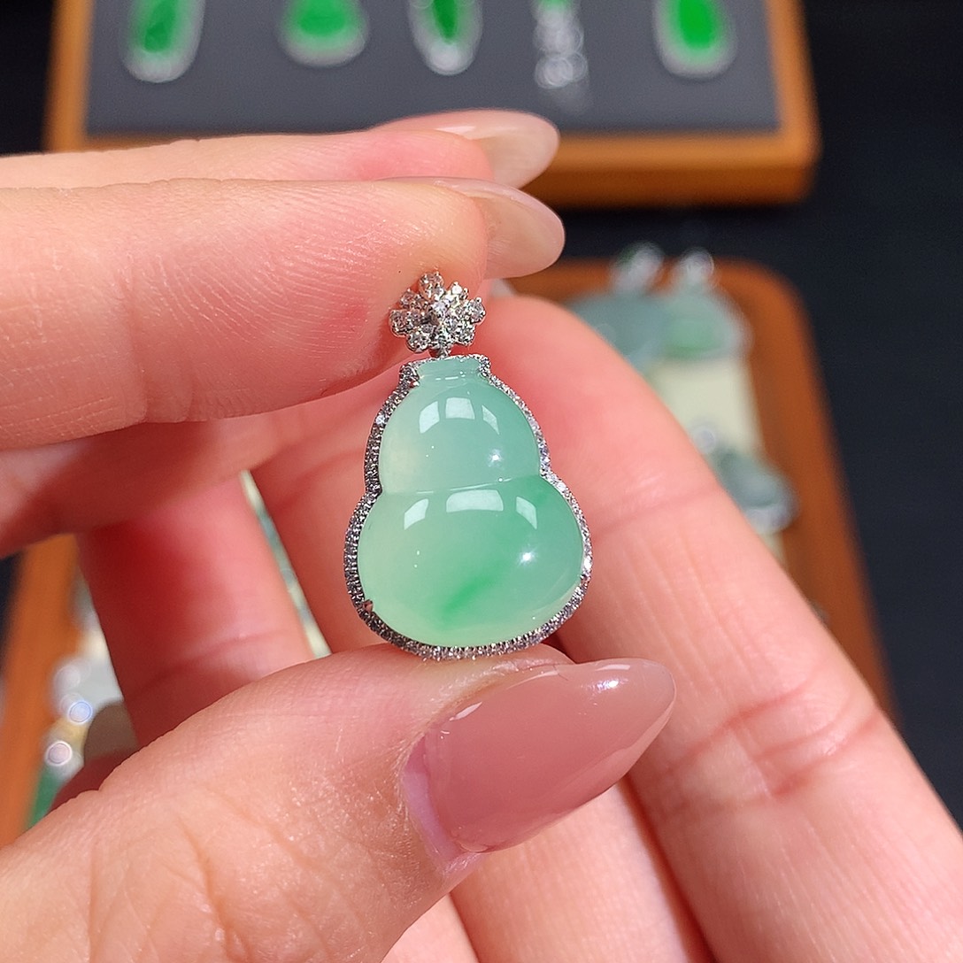 翡翠18K金镶嵌颈饰翡翠