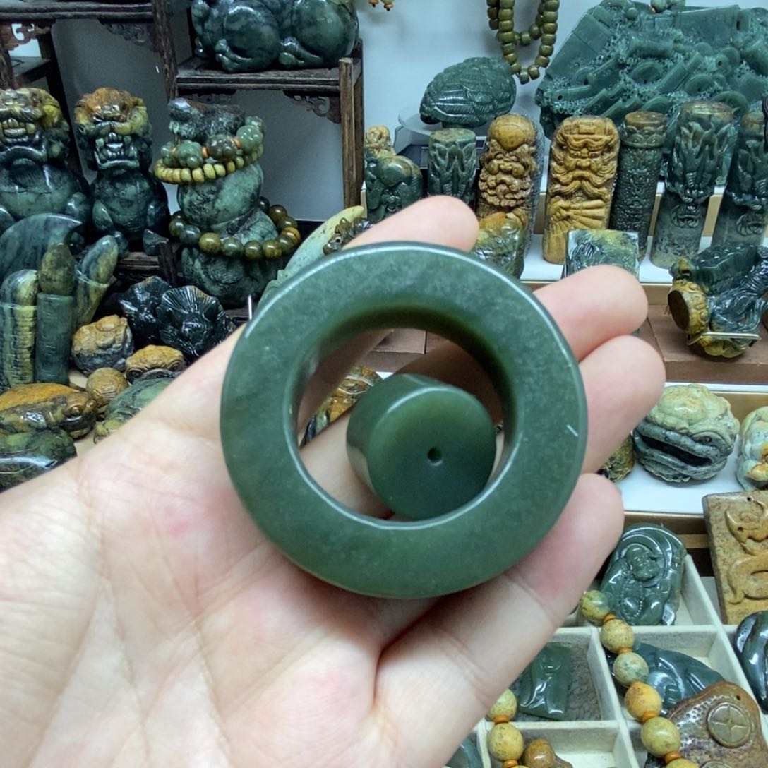 未镶嵌岫岩河磨玉（透闪石质玉）把件