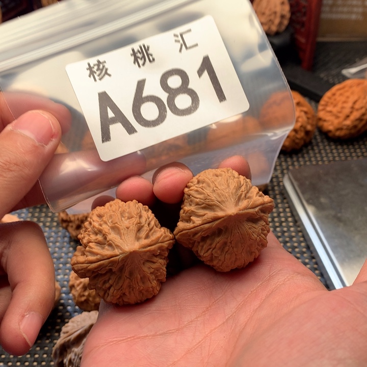 文玩核桃吊坠原树鸡心