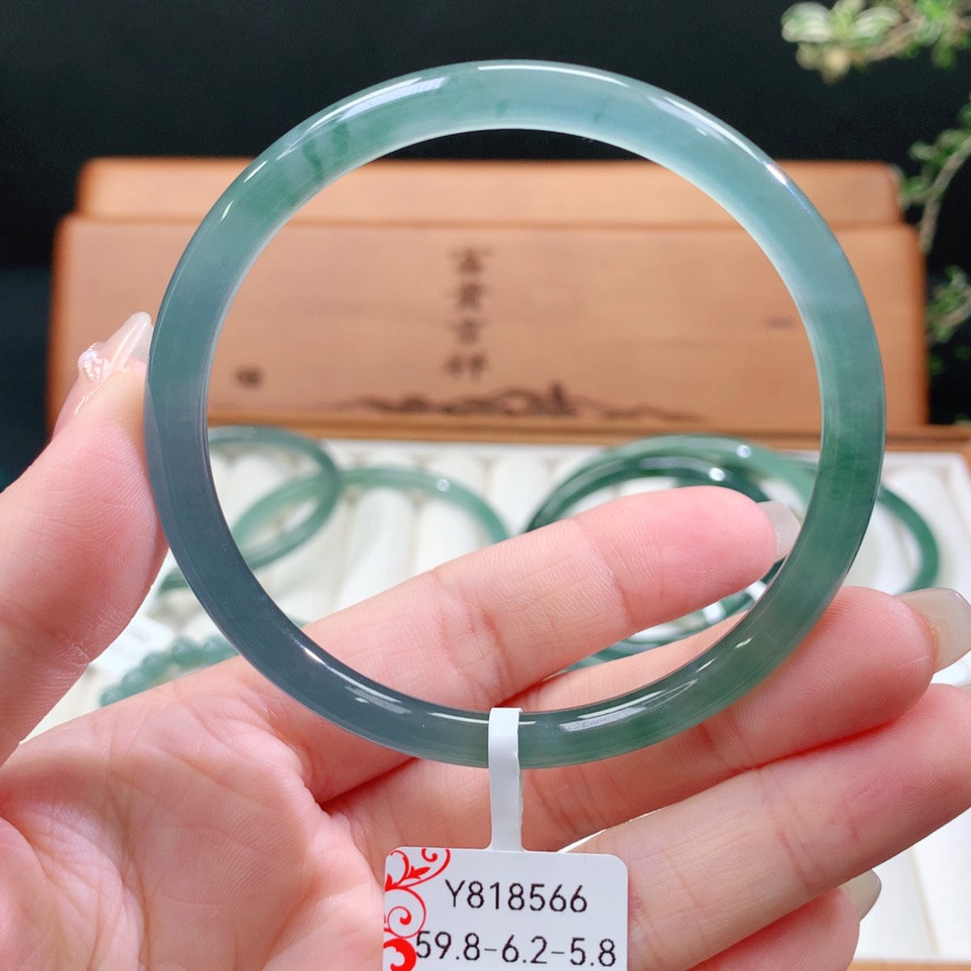 翡翠手镯未镶嵌天然