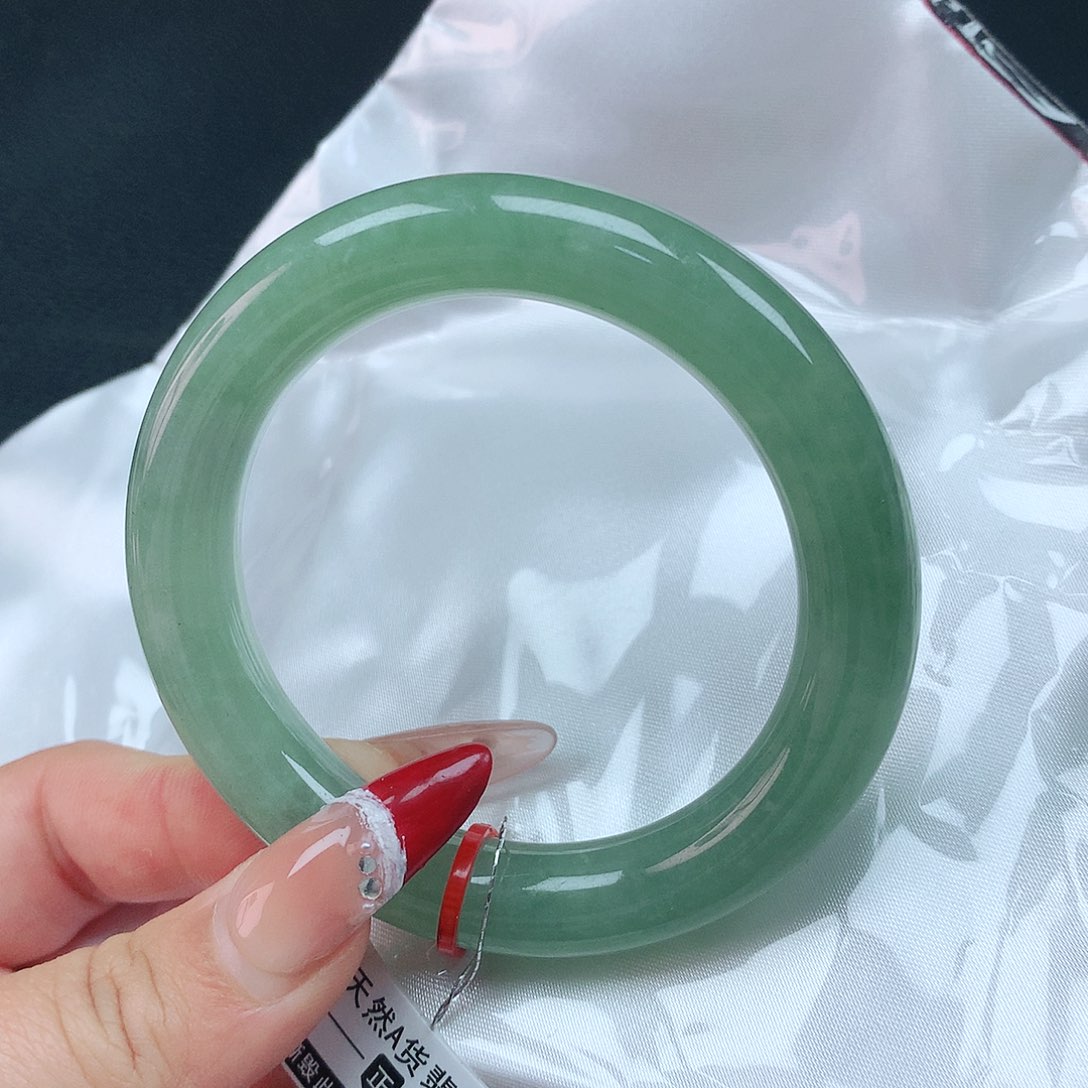 翡翠手镯未镶嵌53圈
