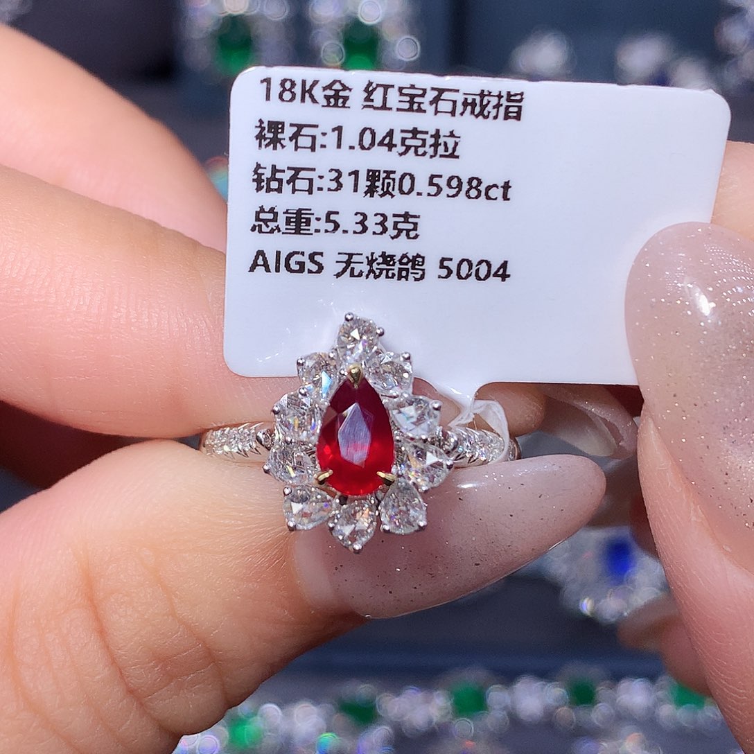 18K金镶嵌戒指蓝宝石