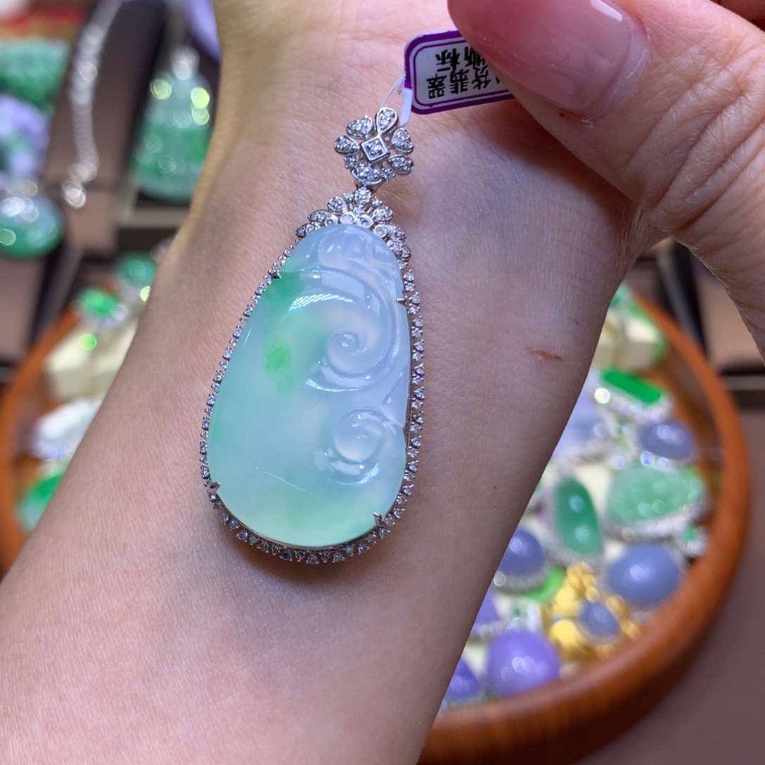 翡翠18K金镶嵌颈饰