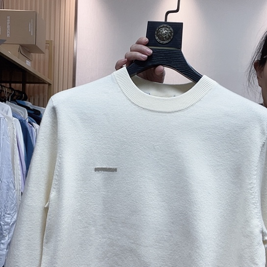 170码白色毛衣。   