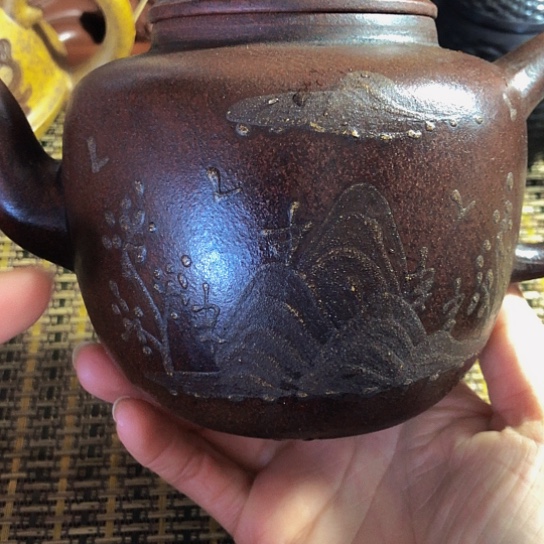 紫砂茶壶原矿泥料手工制作的紫砂壶。