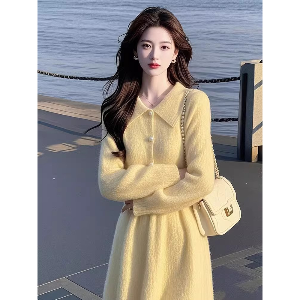 {糕糕}孕妇装2025秋冬新款韩系气质优雅polo领黄色钉珠连衣裙