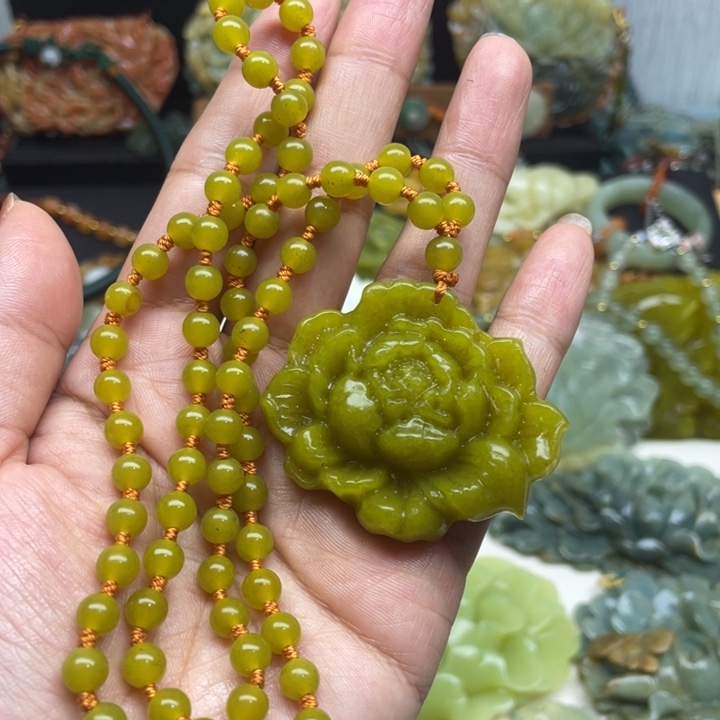 蛇纹石玉未镶嵌颈饰