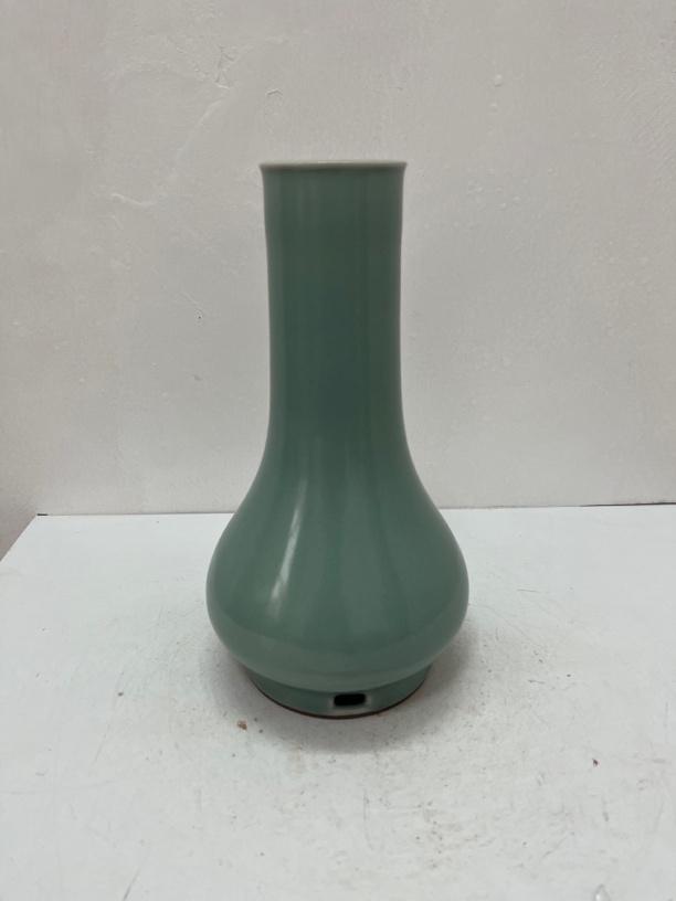  龙泉窑胆瓶、釉水温润肥厚、器型优美！