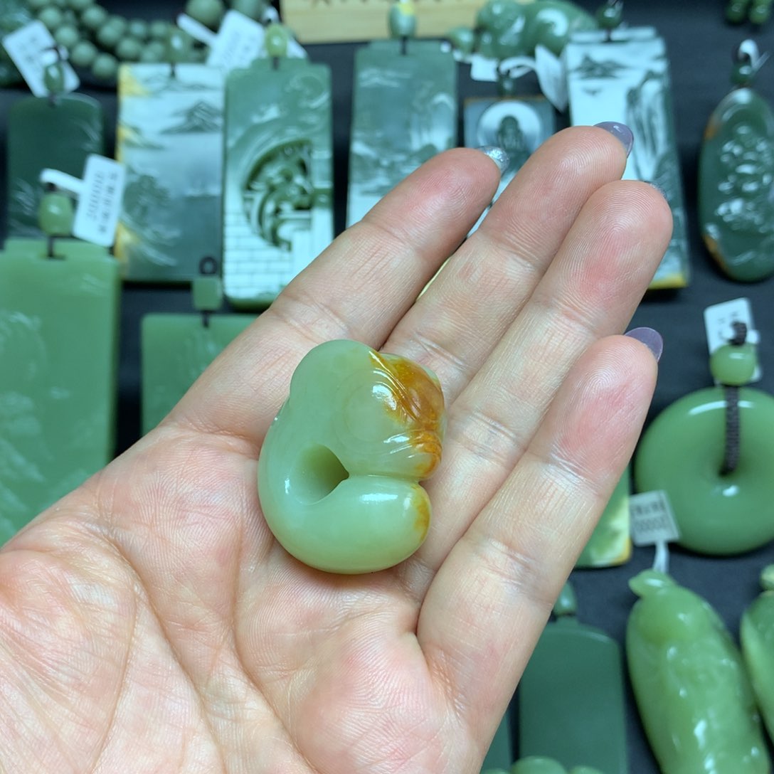 岫岩河磨玉（透闪石质玉）颈饰未镶嵌