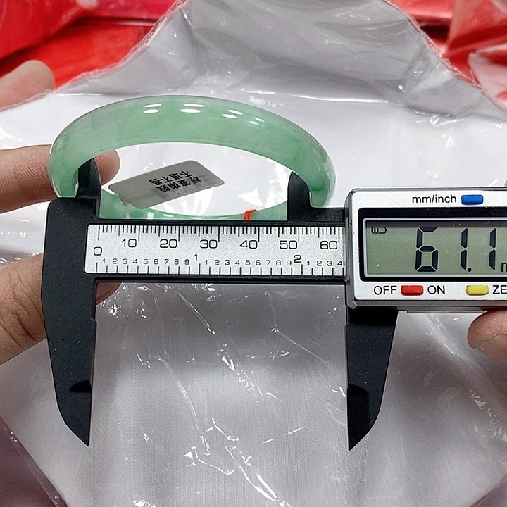 翡翠手镯未镶嵌375           