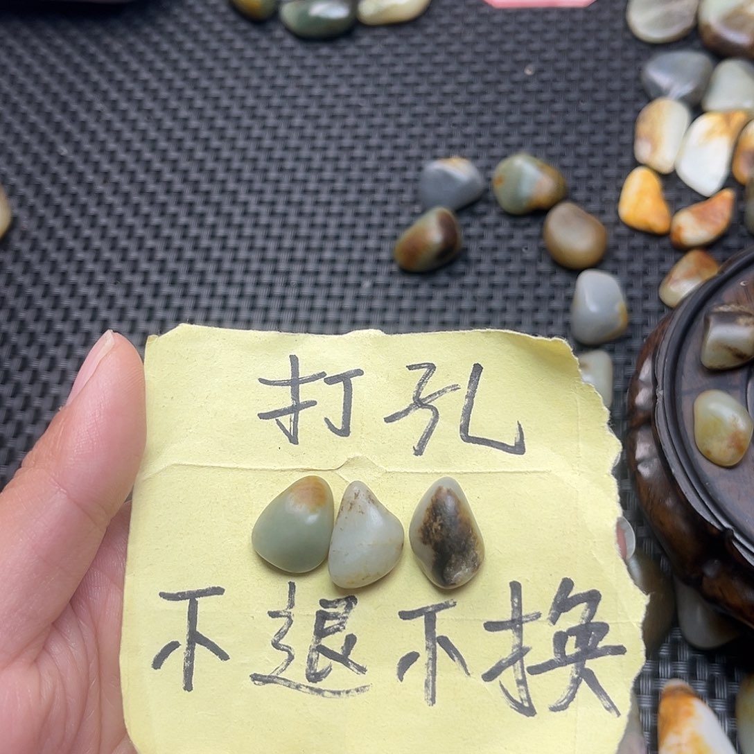 八***稳和田玉（糖玉）未镶嵌颈饰