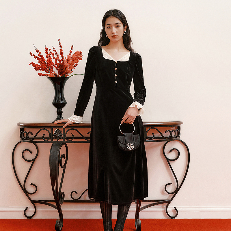 珂莱蒂尔2026年春新法式复古优雅丝绒小黑裙蕾丝边中长款连衣裙