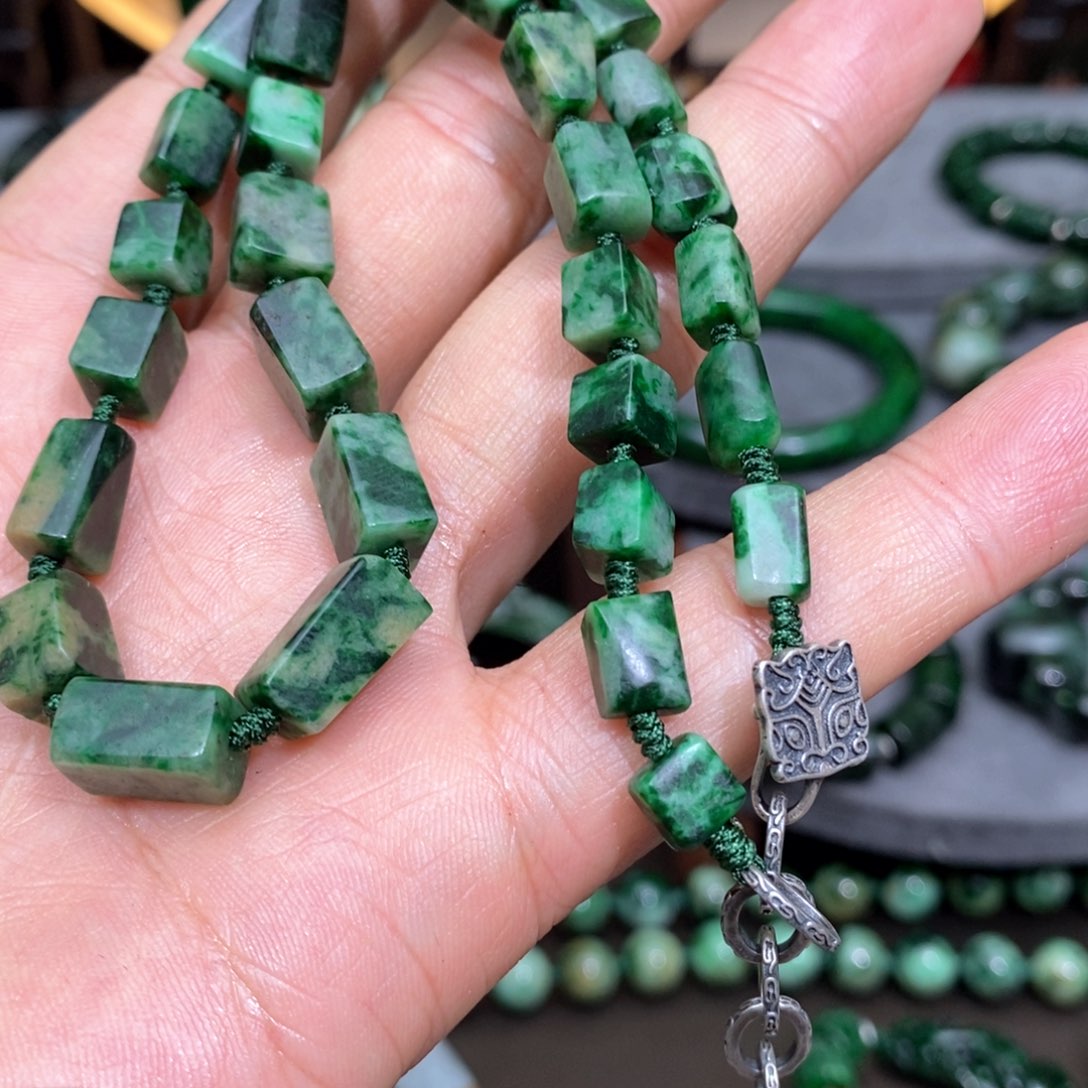 翡翠颈饰未镶嵌潘****漂亮美眉