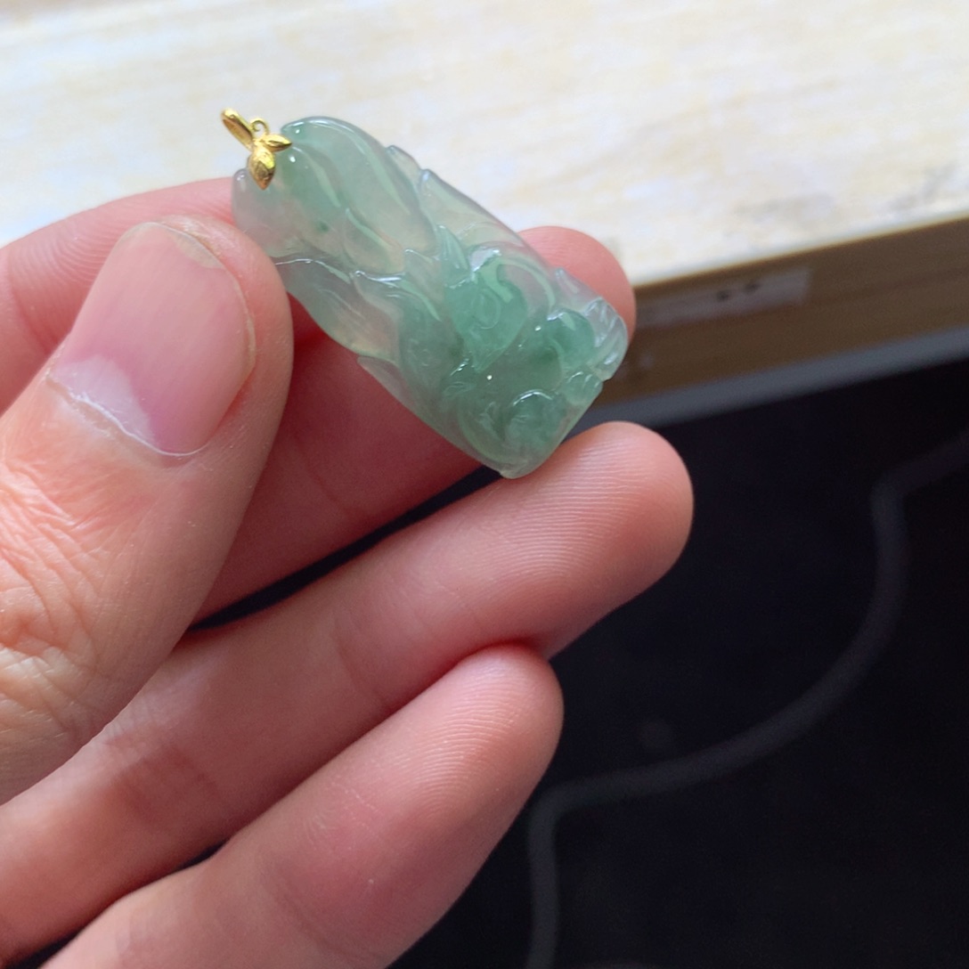 翡翠颈饰18K金镶嵌吊坠