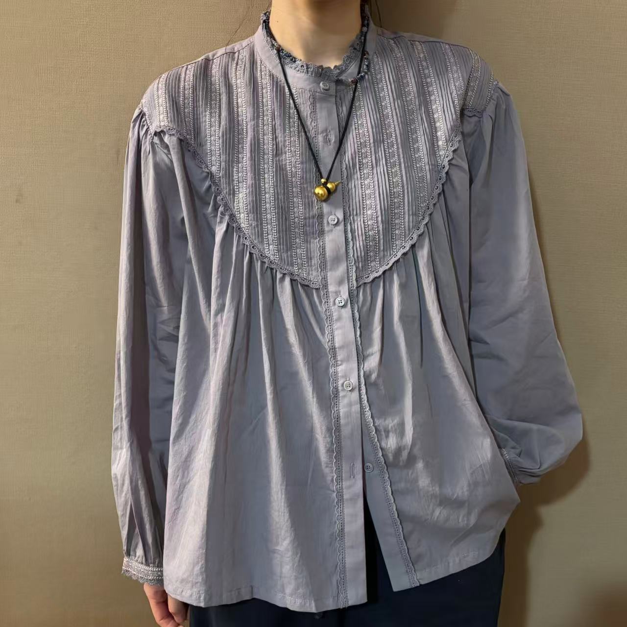 重工刺绣蕾丝拼接小衫