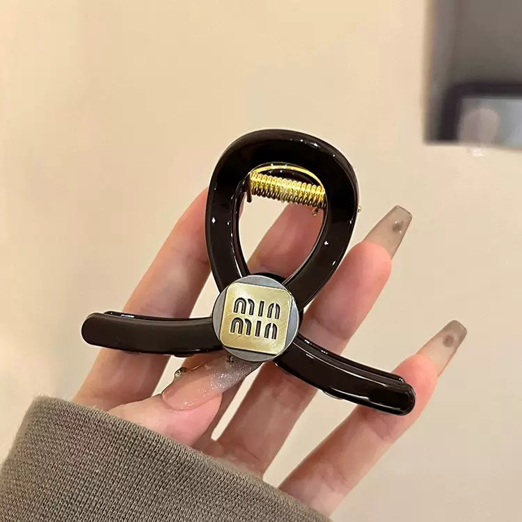 气质字母金标抓夹女2025新款高级感中号发夹气质盘发鲨鱼夹子发饰