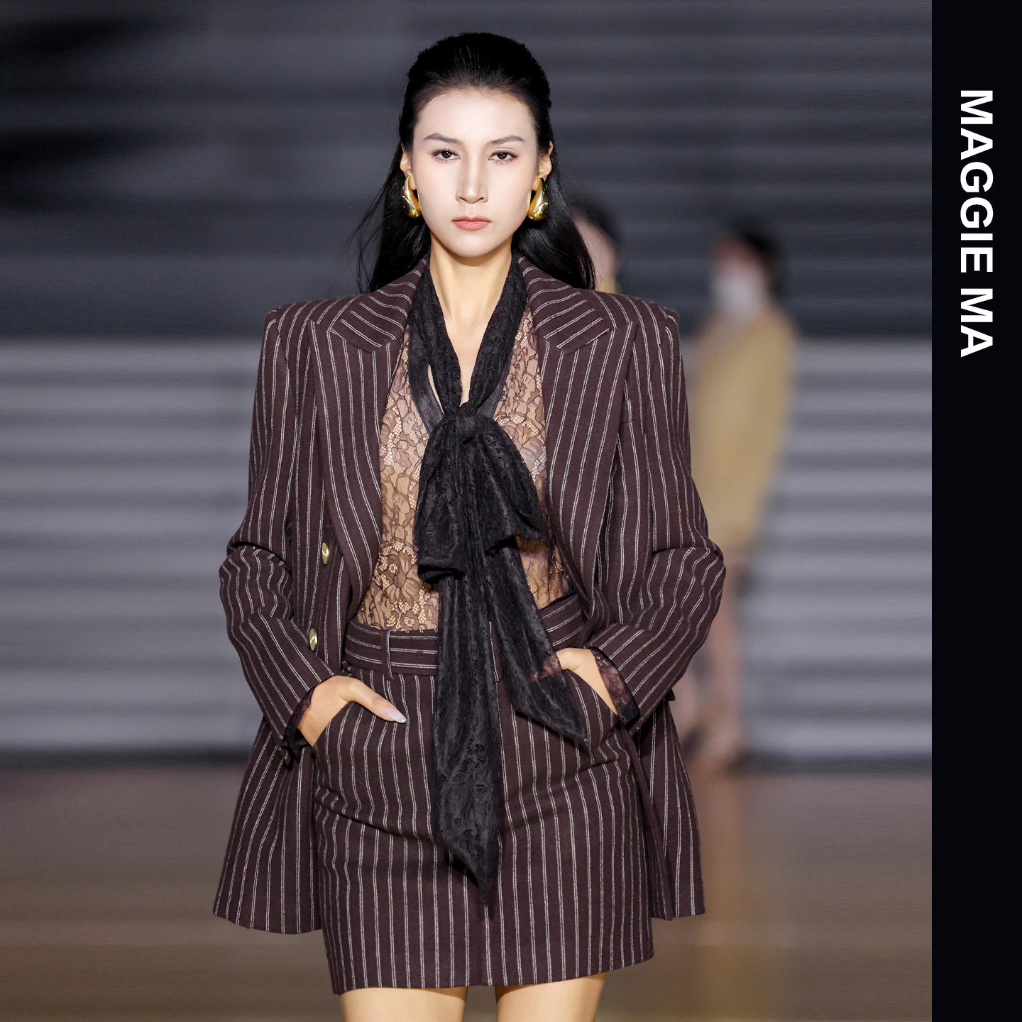 MAGGIE MA马婧廓形西装摩卡棕高级感竖条纹短半裙套装863C/865B