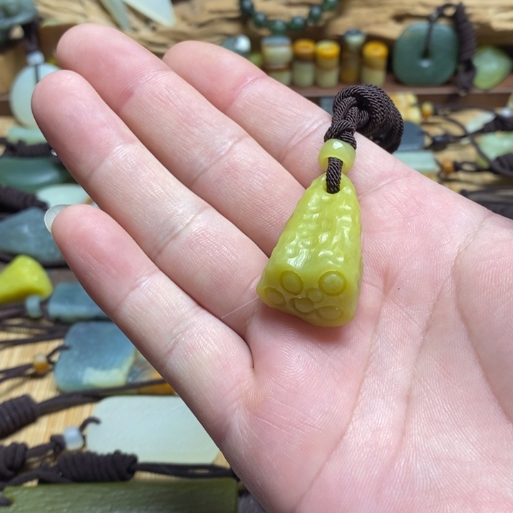 蛇纹石玉未镶嵌挂件