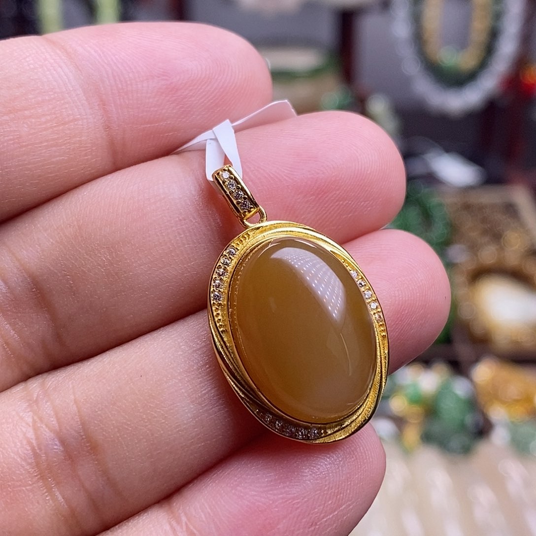 和田玉孤品新疆且末糖料老矿料高冰蛋面吊坠未镶嵌