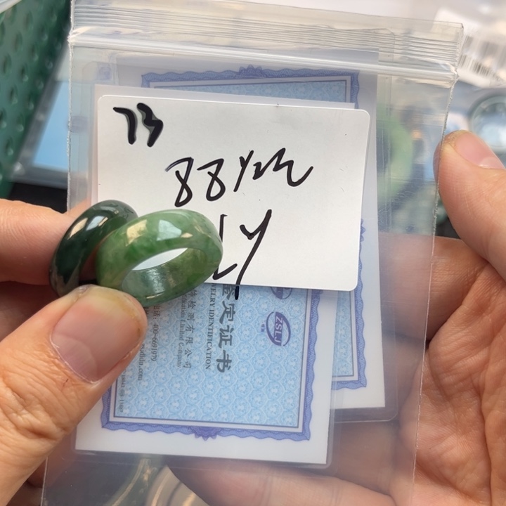 翡翠戒指未镶嵌?**?明天