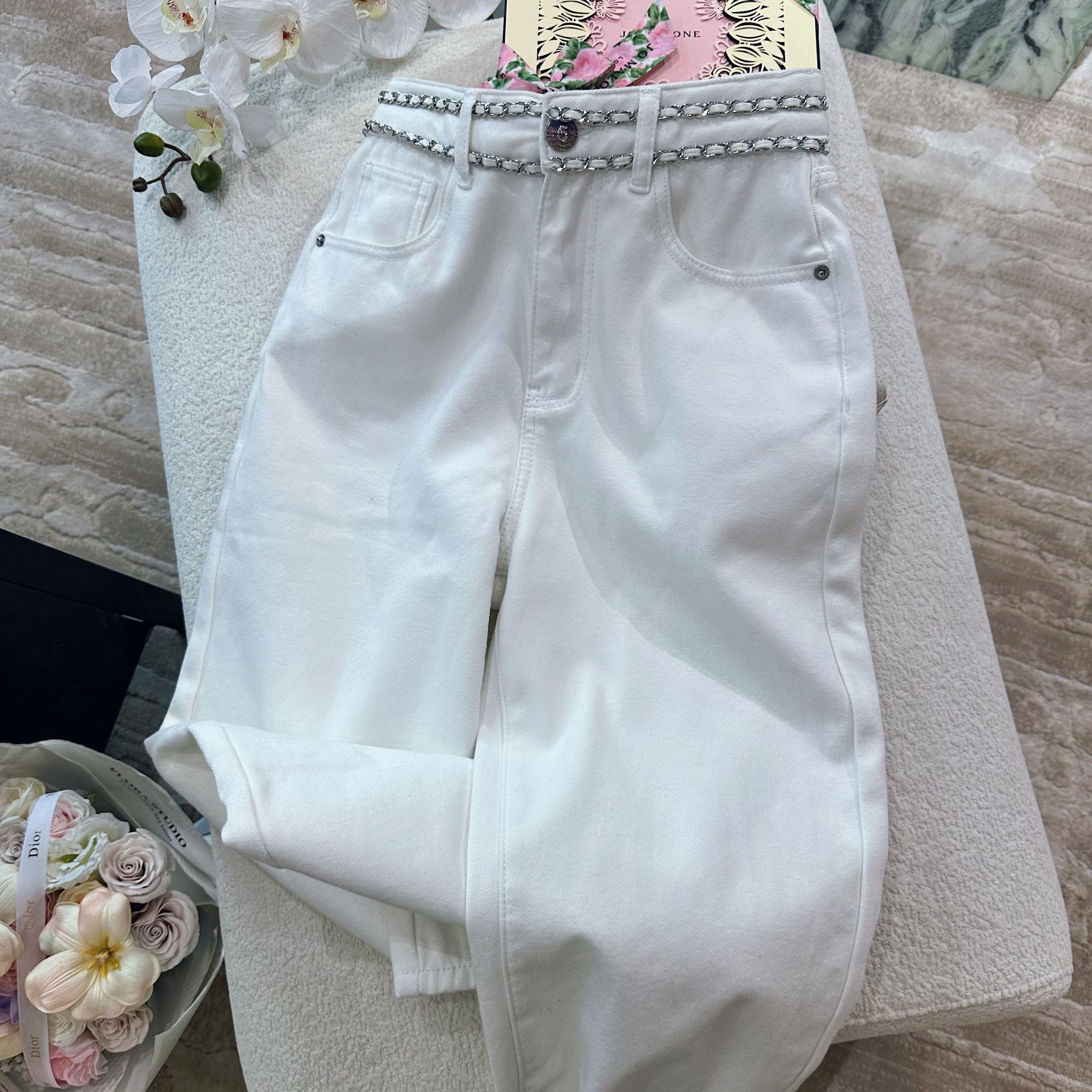 【大大钱】小香银色小羊皮链条奶白色窄版直筒超显瘦牛仔裤