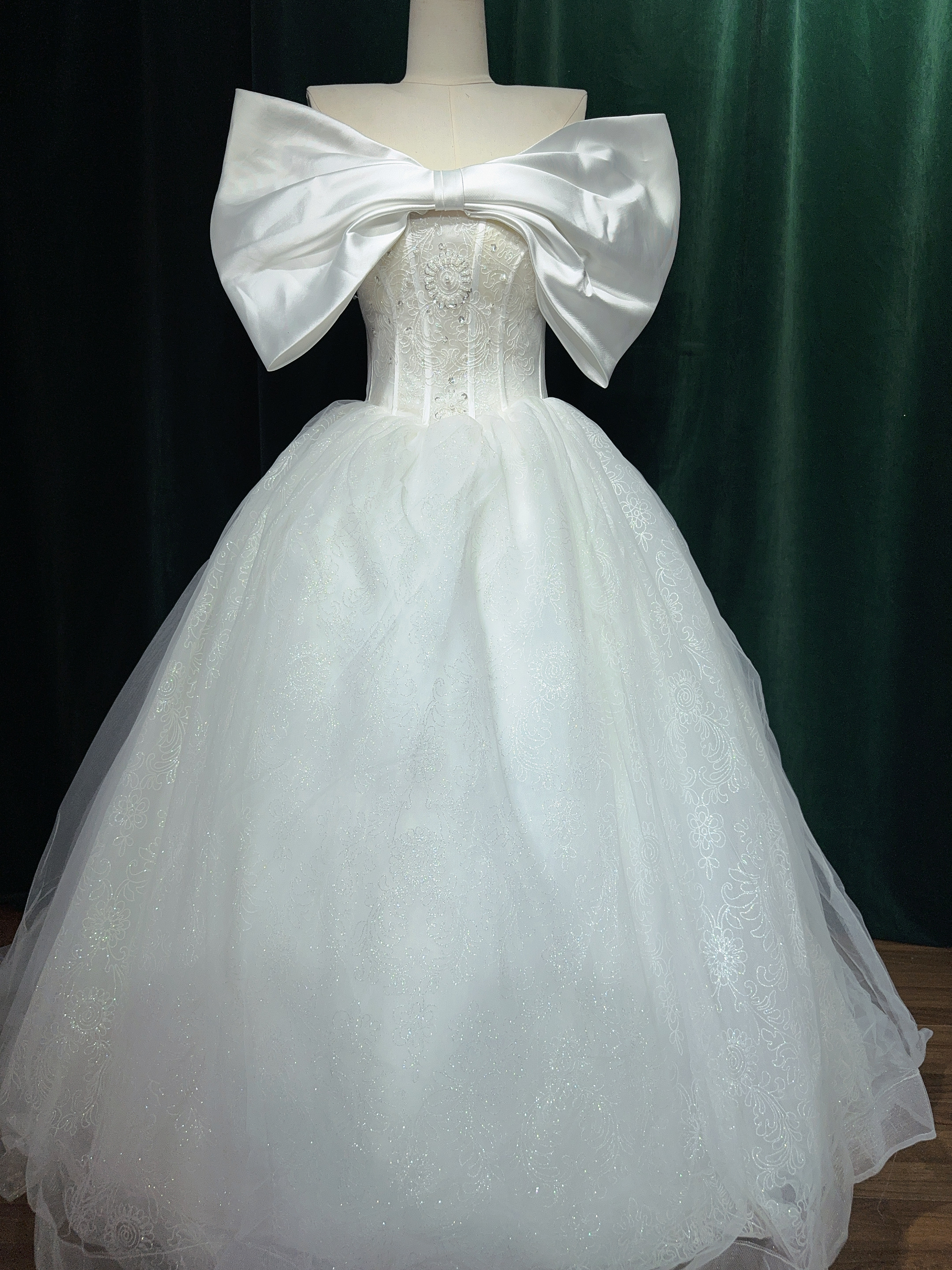 全新一字肩大蝴蝶拖尾婚纱