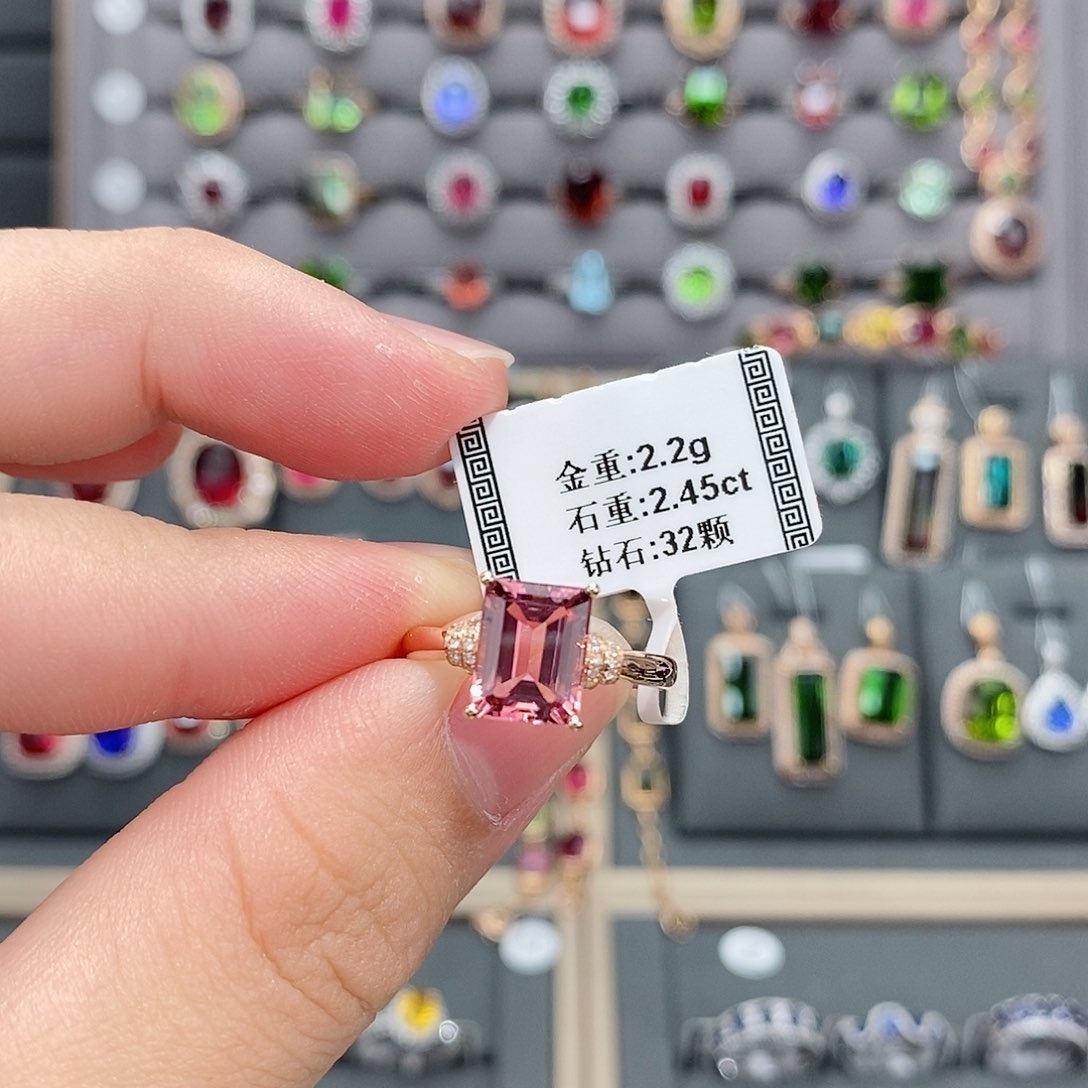 碧玺戒指18K金镶嵌2.45。