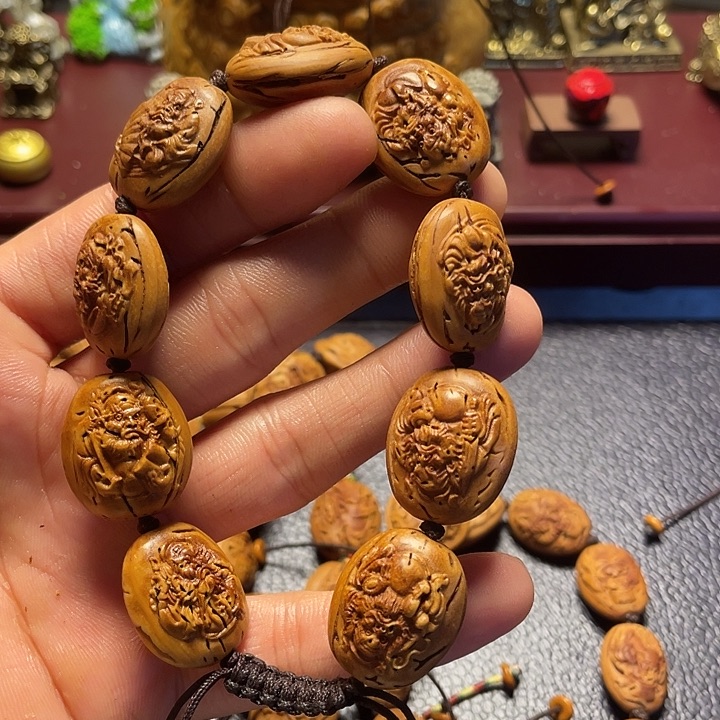 大桃核雕刻瑕疵钟馗