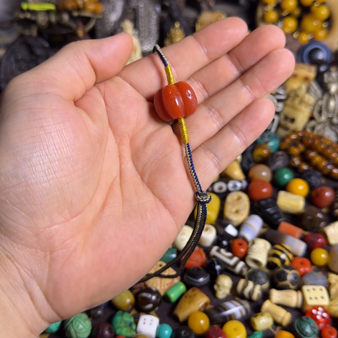 琉璃颈饰珠子如图