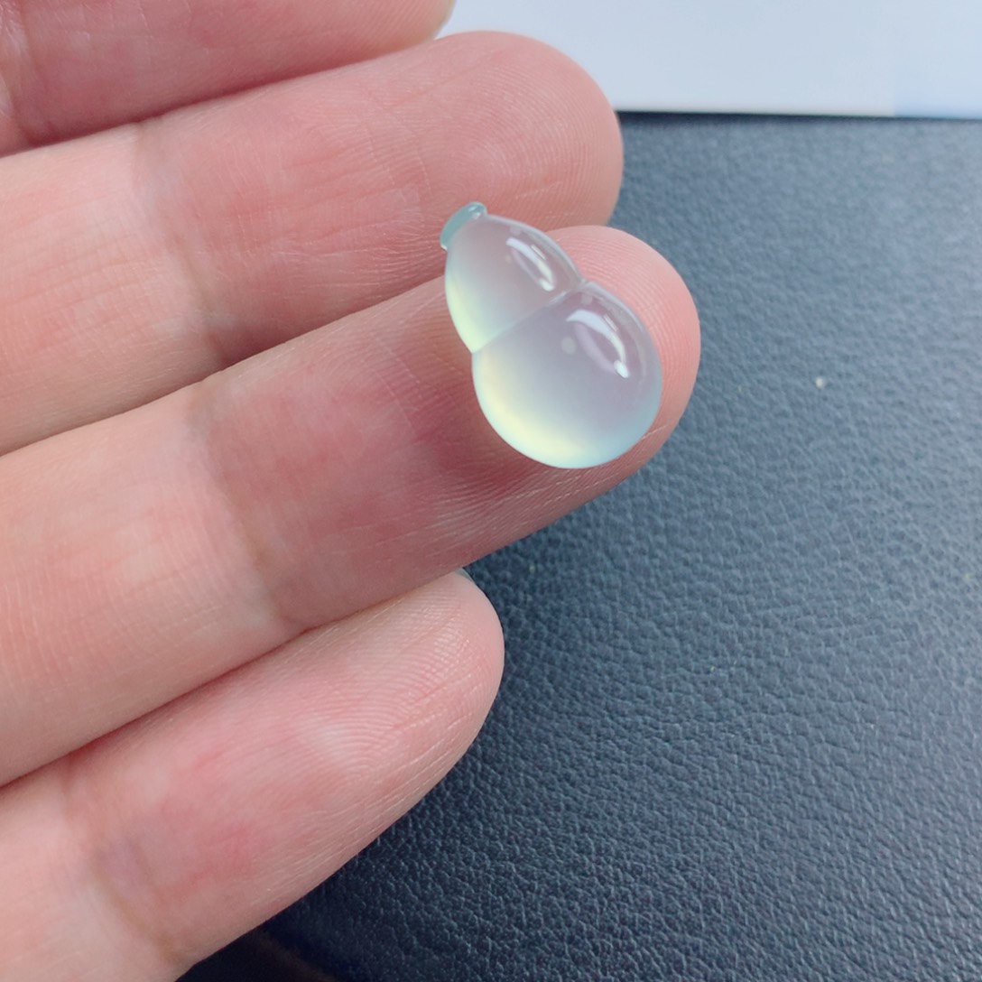 翡翠未镶嵌颈饰葫芦