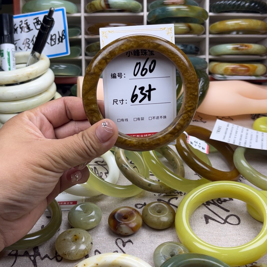 蛇纹石玉手镯未镶嵌