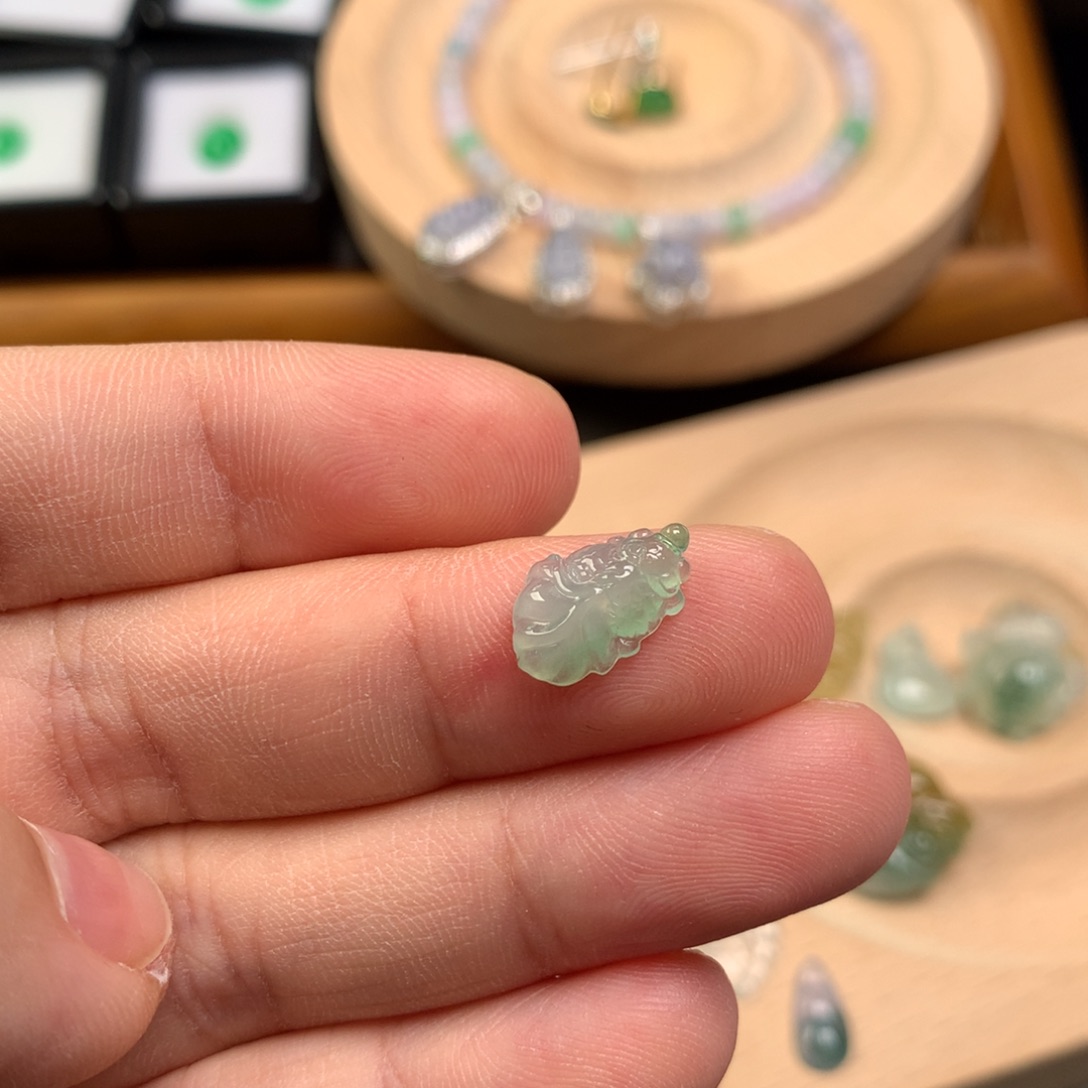 翡翠未镶嵌颈饰金鱼