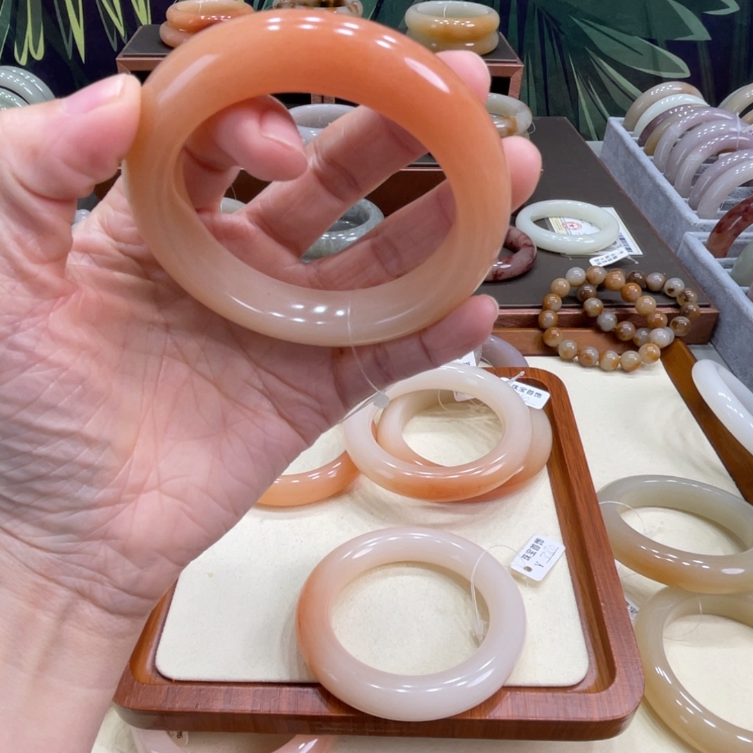 欢***豆石英岩玉未镶嵌手镯