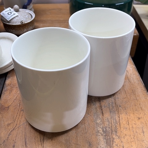 微瑕，不能明火，口径10高度12，2个筷子筒大号白色