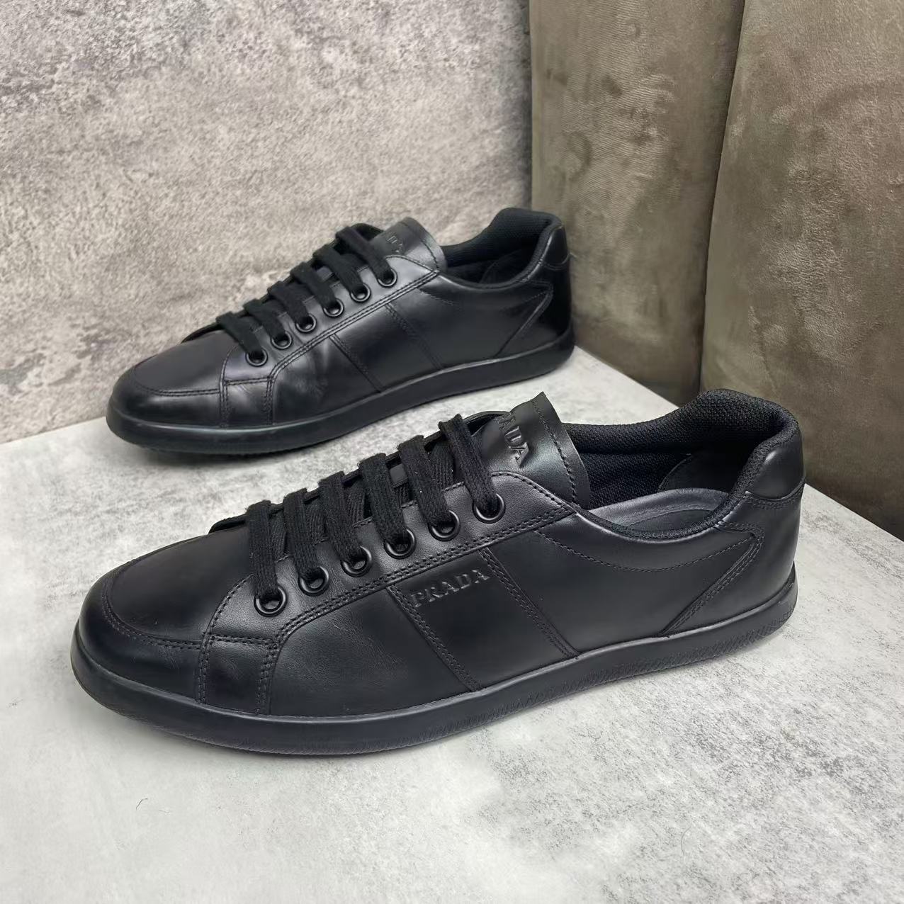 95新 Prada/普拉达 黑色皮质侧边印花logo舒适百搭板鞋/40.5码