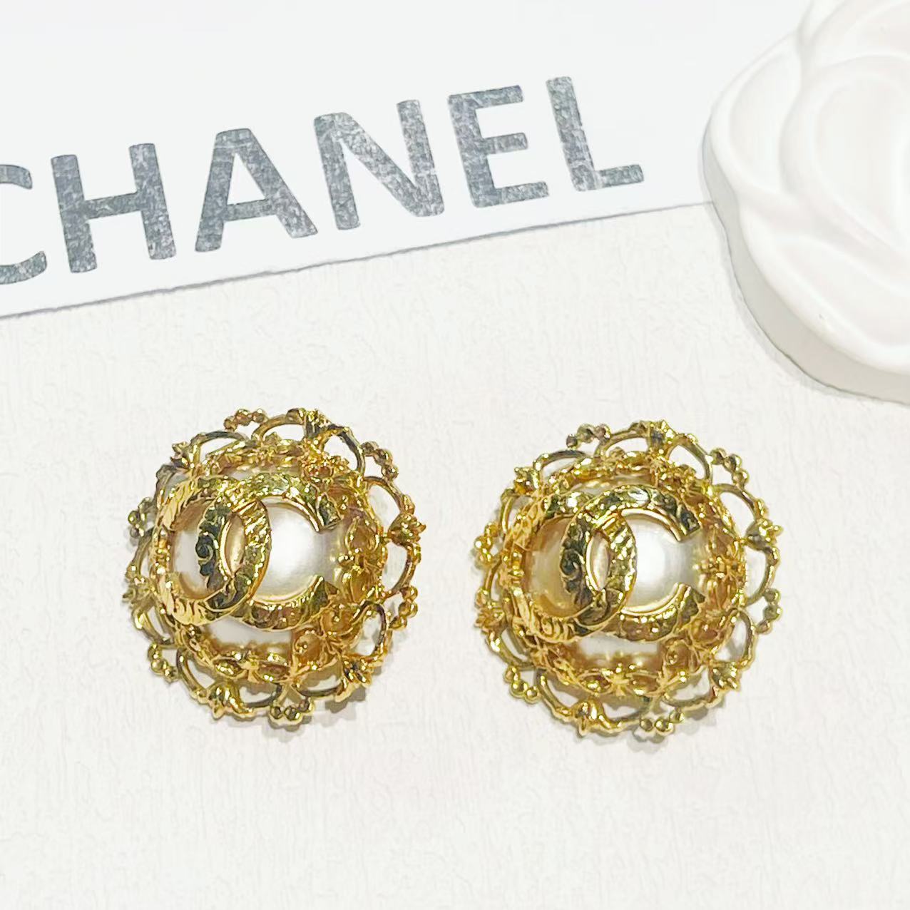 95新 Chanel/香奈儿 中古素金蕾丝雕花珍珠花朵耳夹/CJ5741