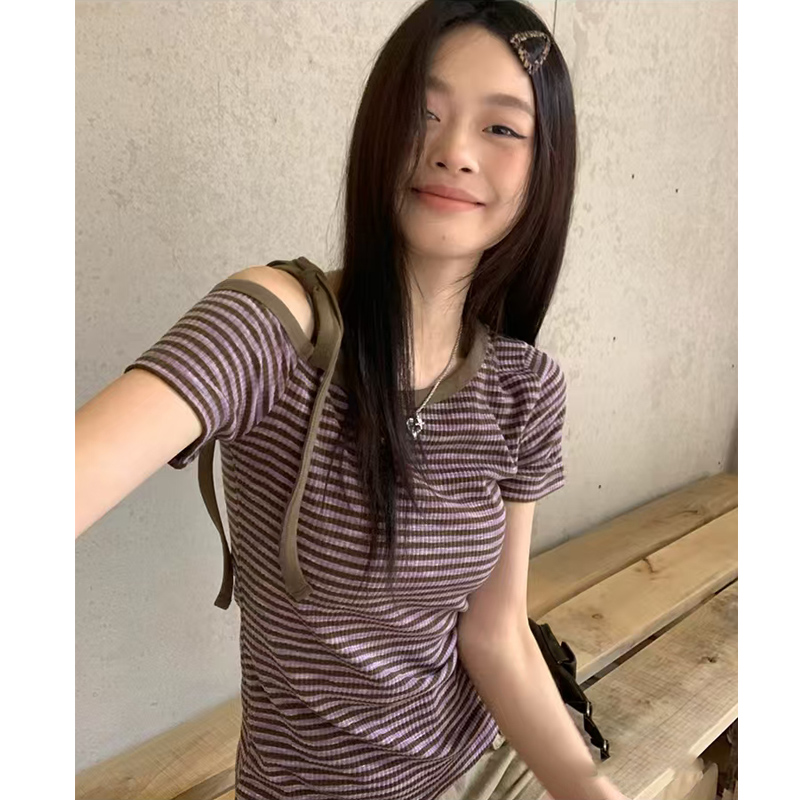 9111#紫色条纹斜肩短袖t恤女夏季修身韩系露肩设计独特辣妹上衣