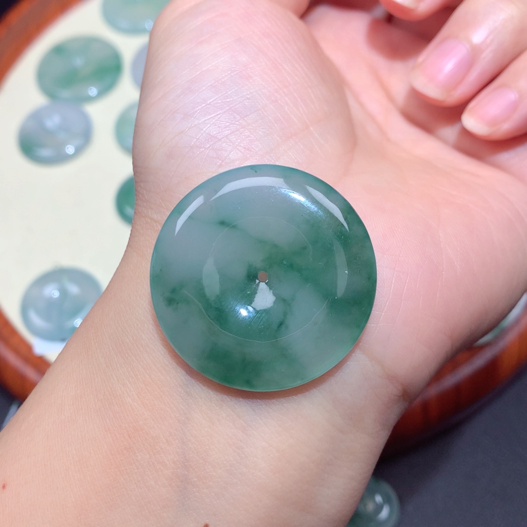 碧***天翡翠未镶嵌颈饰翡翠吊坠