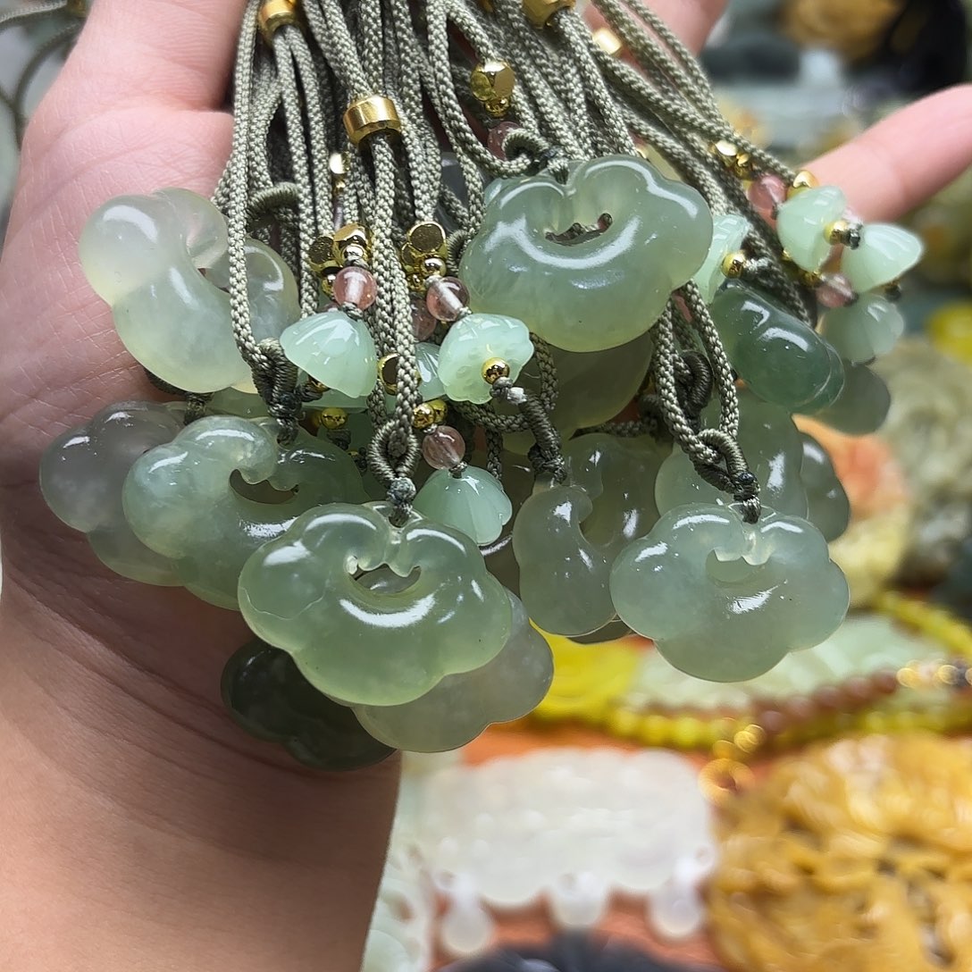 蛇纹石玉未镶嵌吊坠