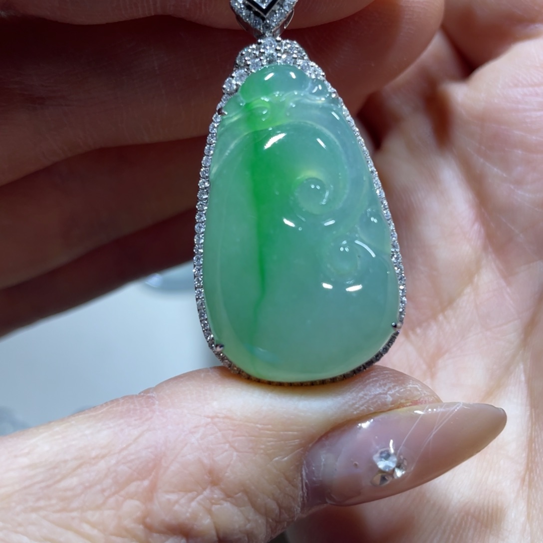 翡翠颈饰18K金镶嵌如意