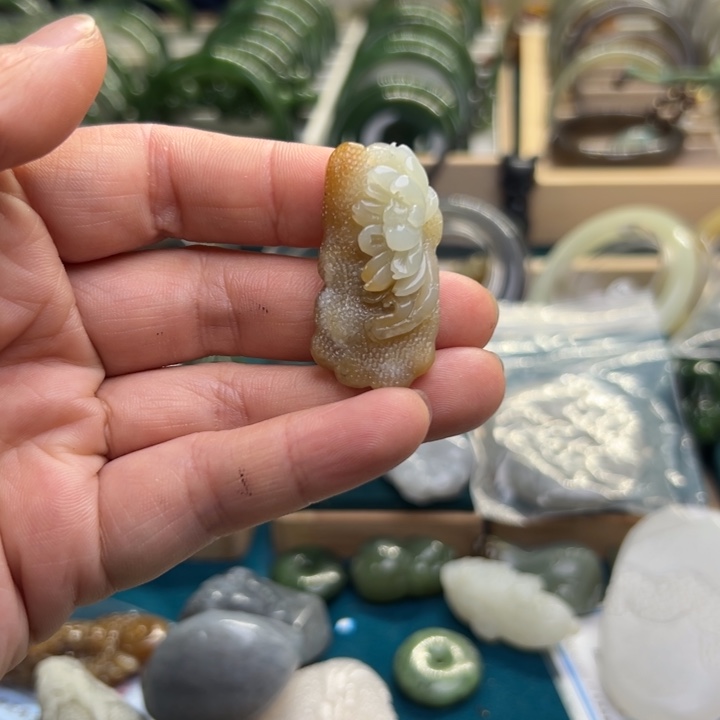 和田玉颈饰未镶嵌糖莲花