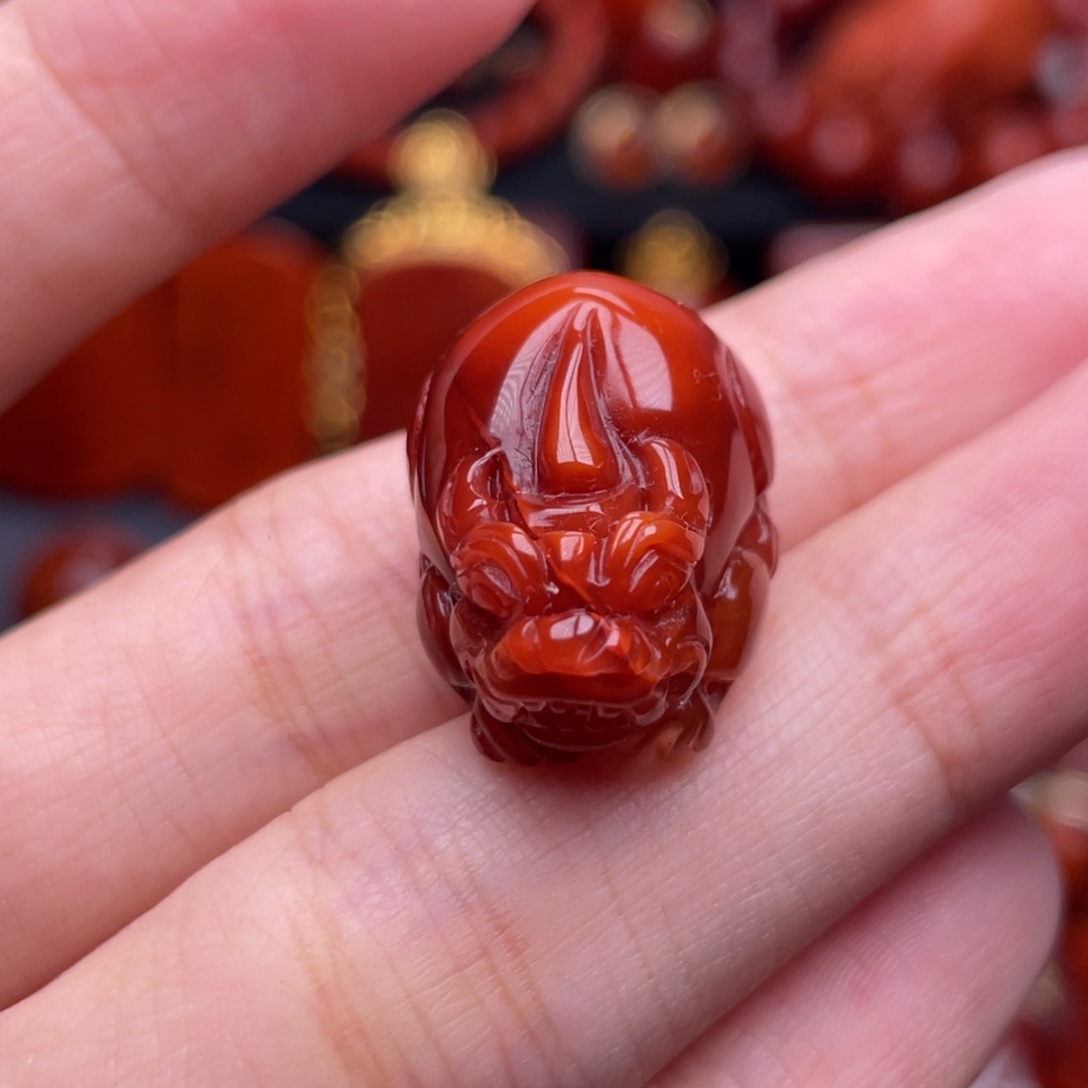 南红玛瑙未镶嵌珠宝奇石貔貅吊坠