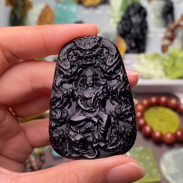 锦***阳蛇纹石玉未镶嵌颈饰